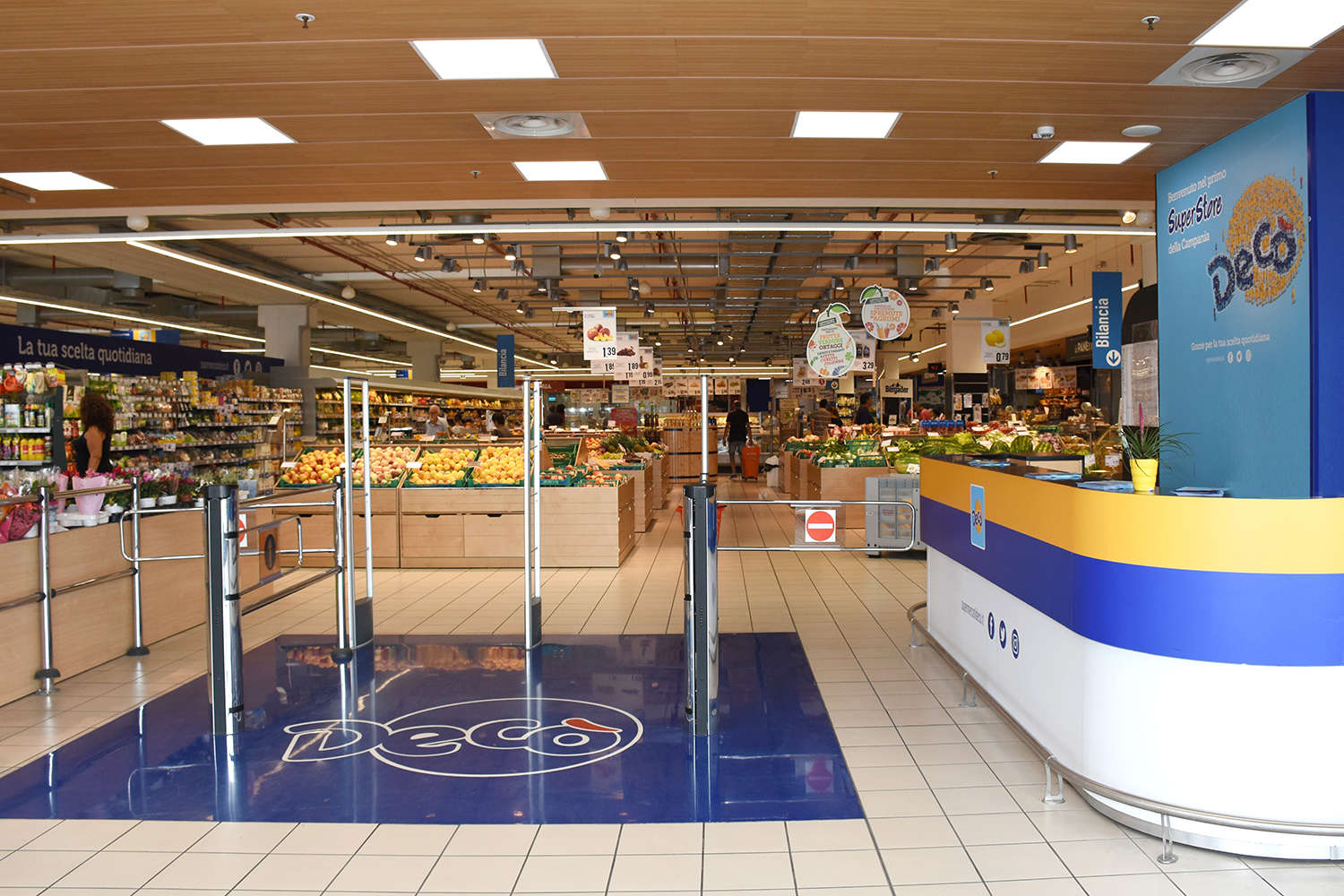 The entrance of a Decò SuperStore in Campania, with reception desk and produce section